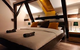 Dama Apartments